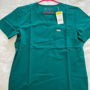 Figs. Men. Leon two-pocket top. Hunter Green.